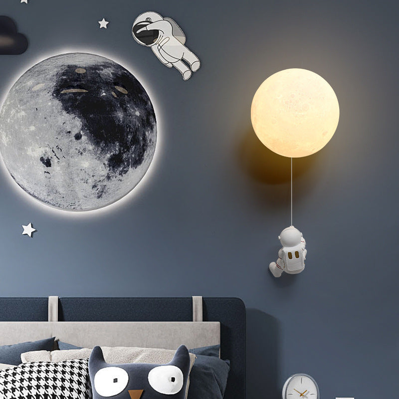 Moderní měsíční LED nástěnné svítidlo Aria — bílá pryskyřice