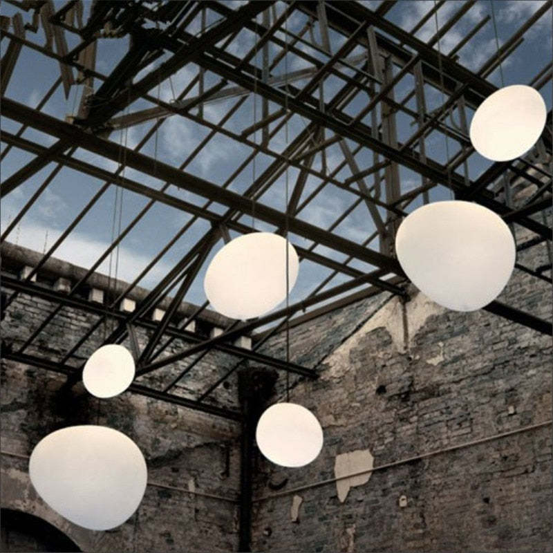 Elun svævende æggeformet pendellampe i glas — minimalistisk montering, elegant design
