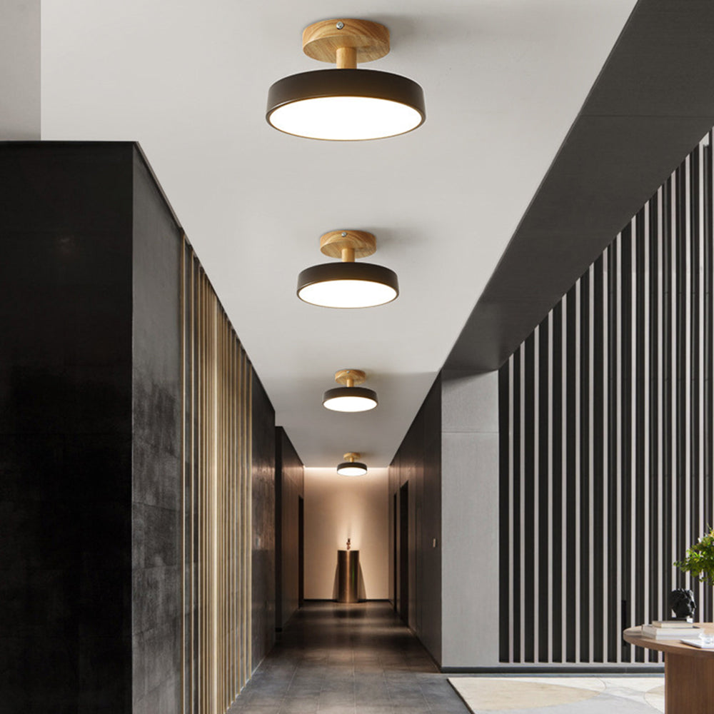 LED stropní svítidlo - minimalistický design s dřevěným akcentem