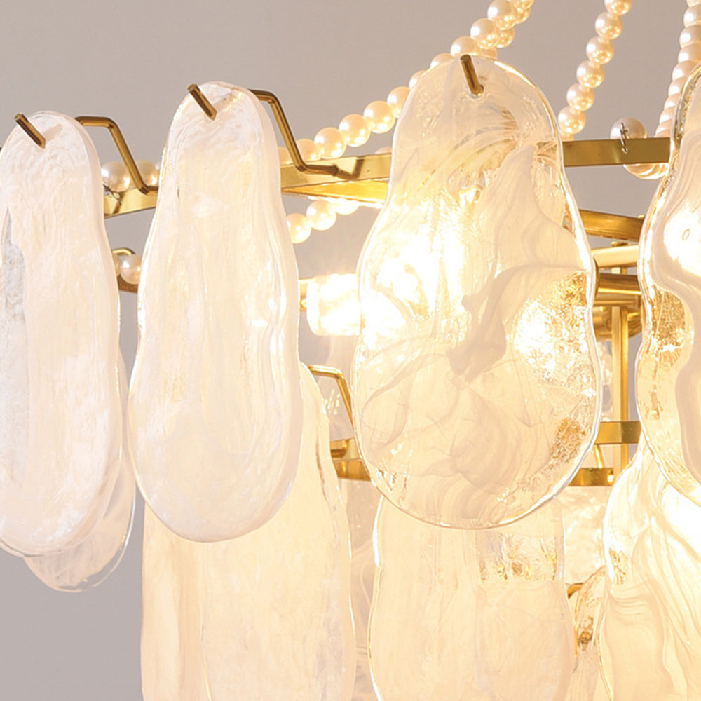 Elegante araña blanca Kristy — detalles de perla, vidrio y metal