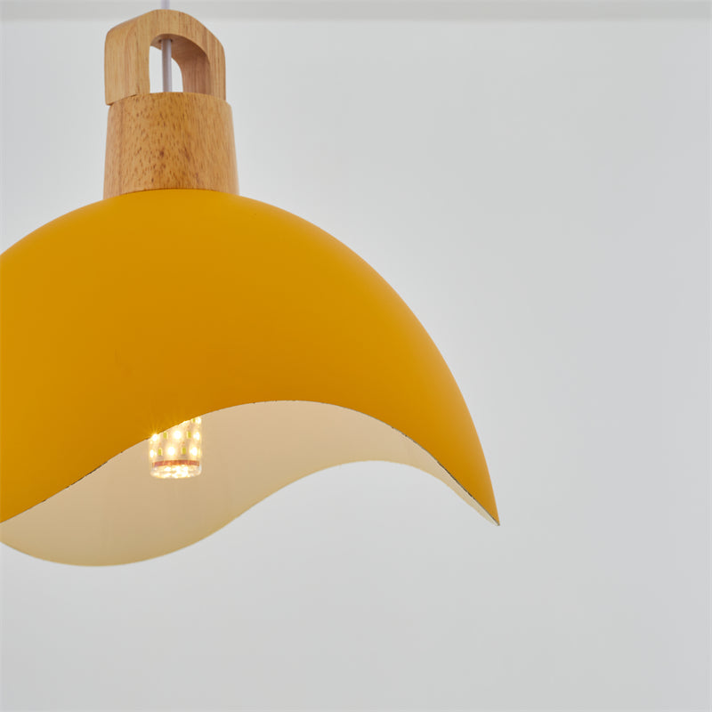 Suspension simple Valentina — abat-jour coloré, structure en bois et métal
