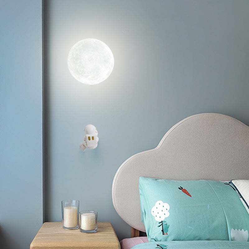 Moderní měsíční LED nástěnné svítidlo Aria — bílá pryskyřice