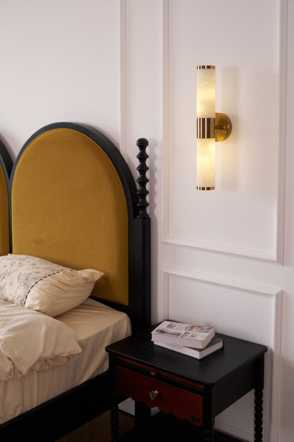 Lampatron-Alabaster-Wandleuchte – Art-déco-Design, zwei transluzente Schirme