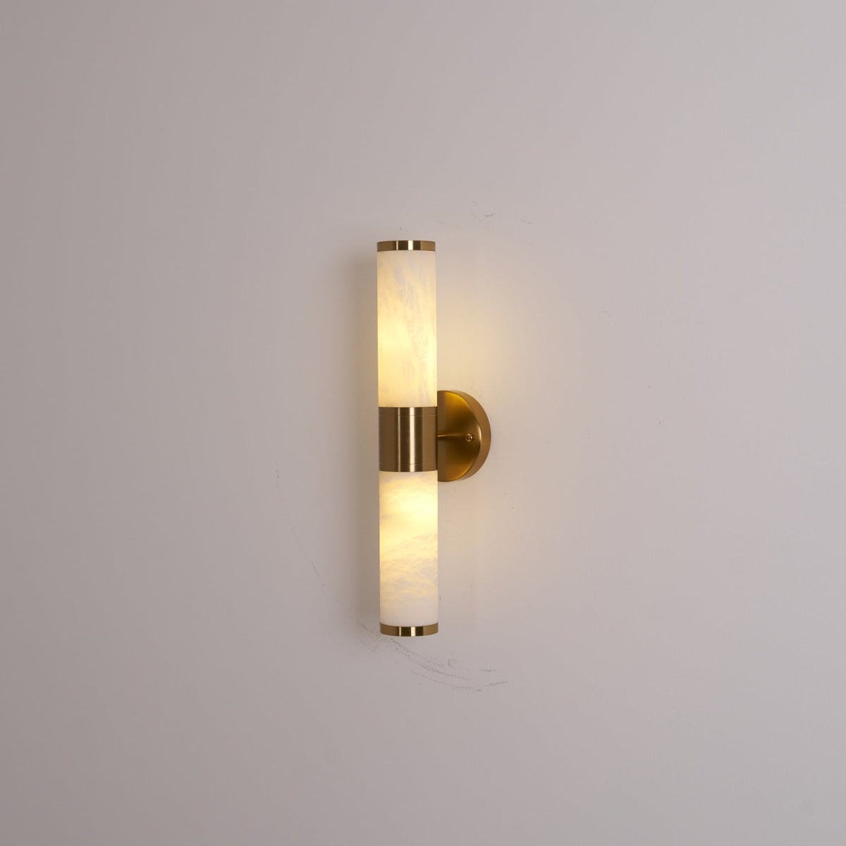 Kaia vegglampe i alabast, minimalistisk design, diameter på 8cm