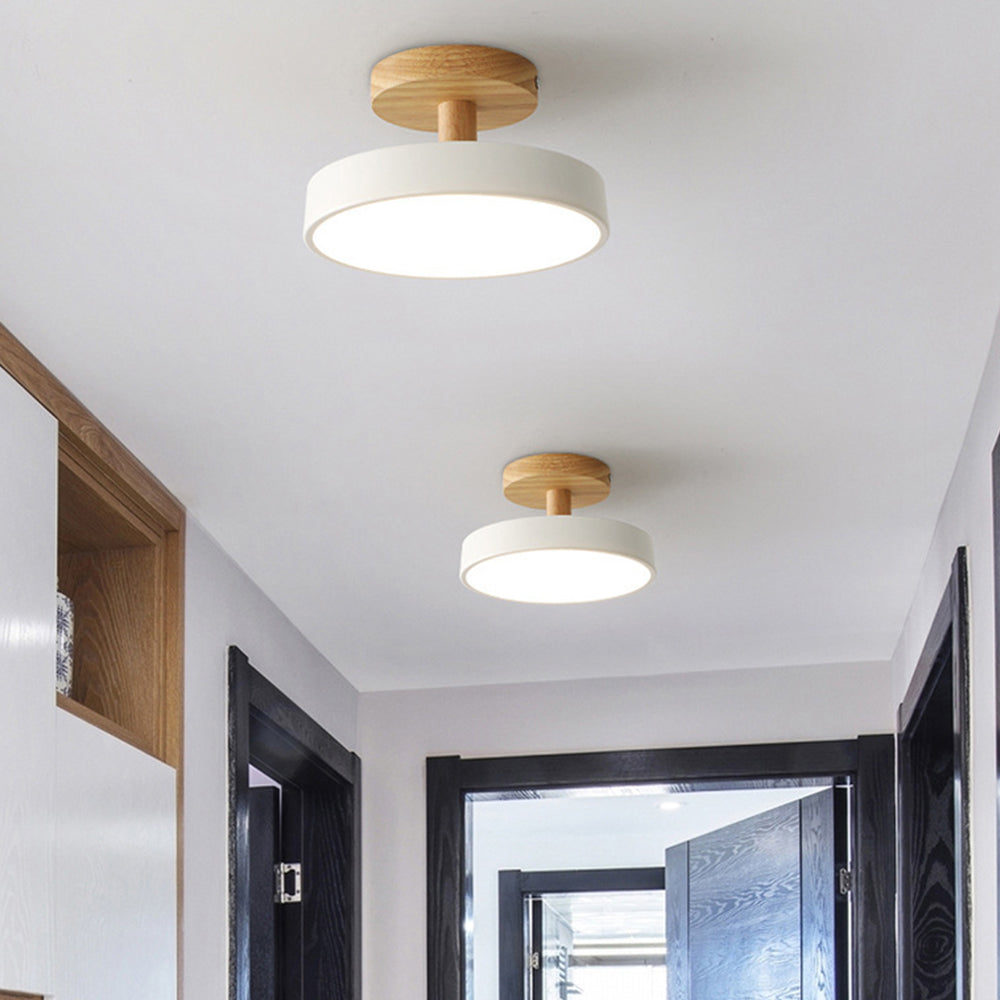 LED stropní svítidlo - minimalistický design s dřevěným akcentem