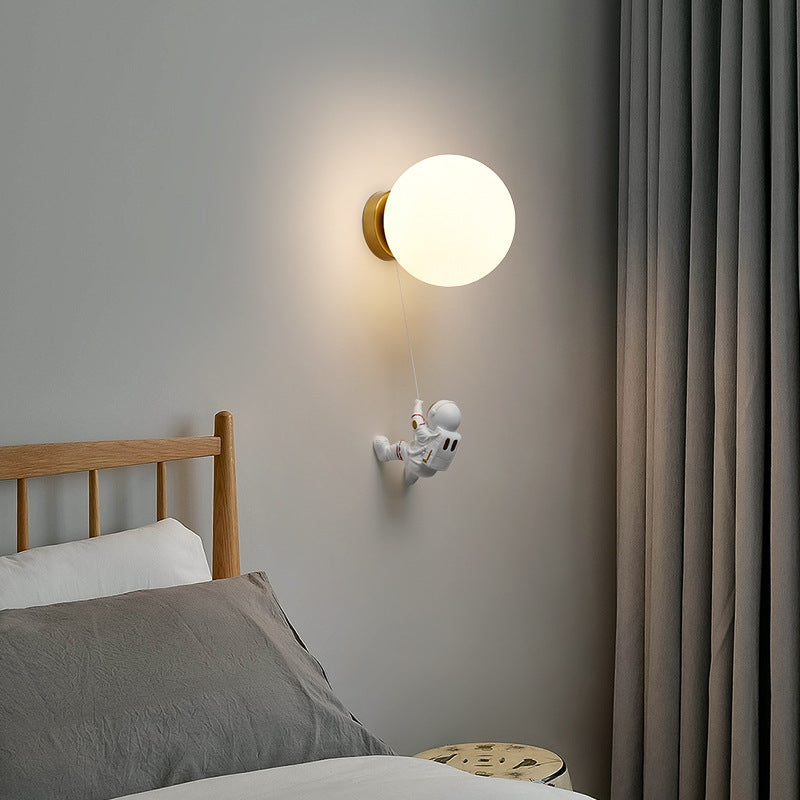 Moderní měsíční LED nástěnné svítidlo Aria — bílá pryskyřice