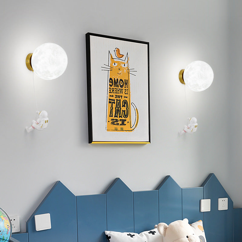 Moderní měsíční LED nástěnné svítidlo Aria — bílá pryskyřice