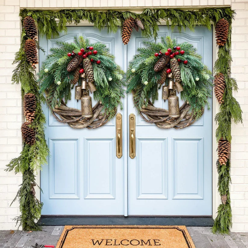 Boho-Weihnachtskranz mit rustikalem Rebenboden, Kiefernzapfen und goldenen Glocken