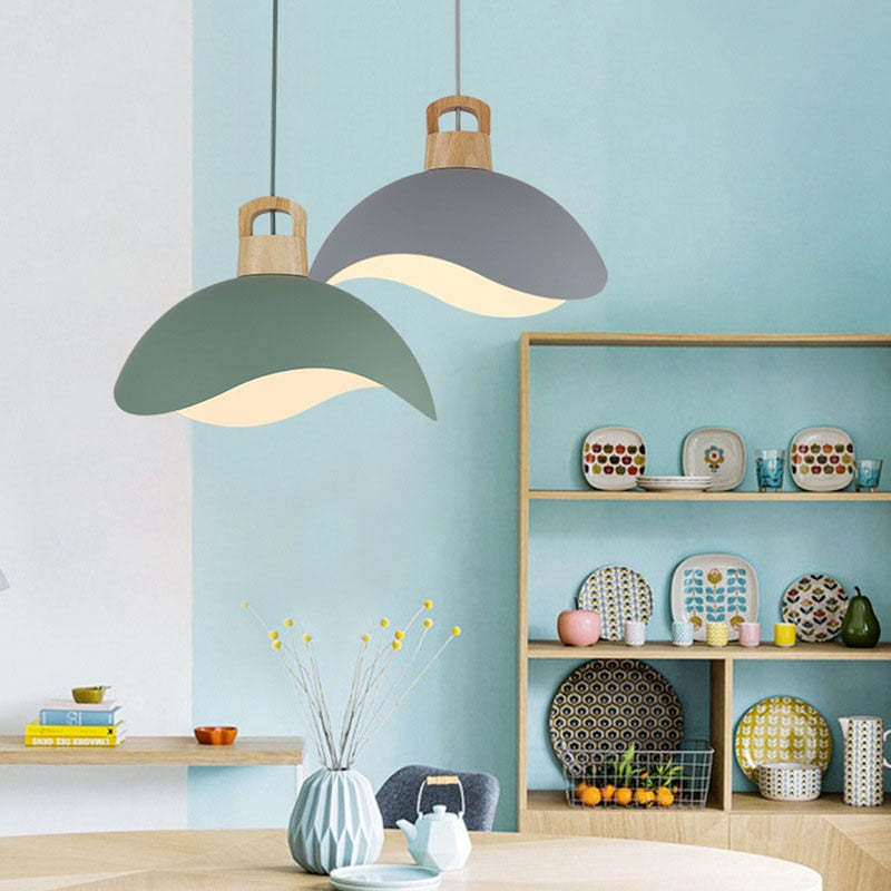 Suspension simple Valentina — abat-jour coloré, structure en bois et métal