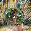 Boho-Weihnachtskranz mit rustikalem Rebenboden, Kiefernzapfen und goldenen Glocken