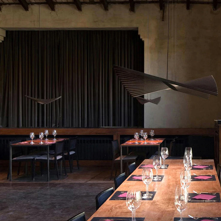 Candelabru Pulse: Un corp de iluminat sculptural pentru interioare moderne