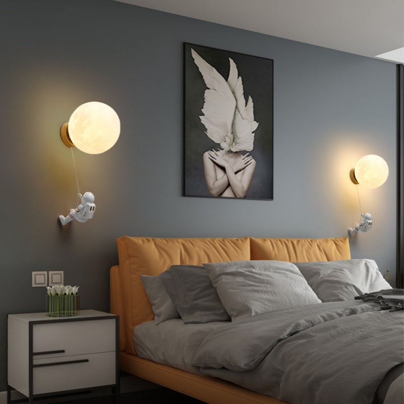 Moderní měsíční LED nástěnné svítidlo Aria — bílá pryskyřice