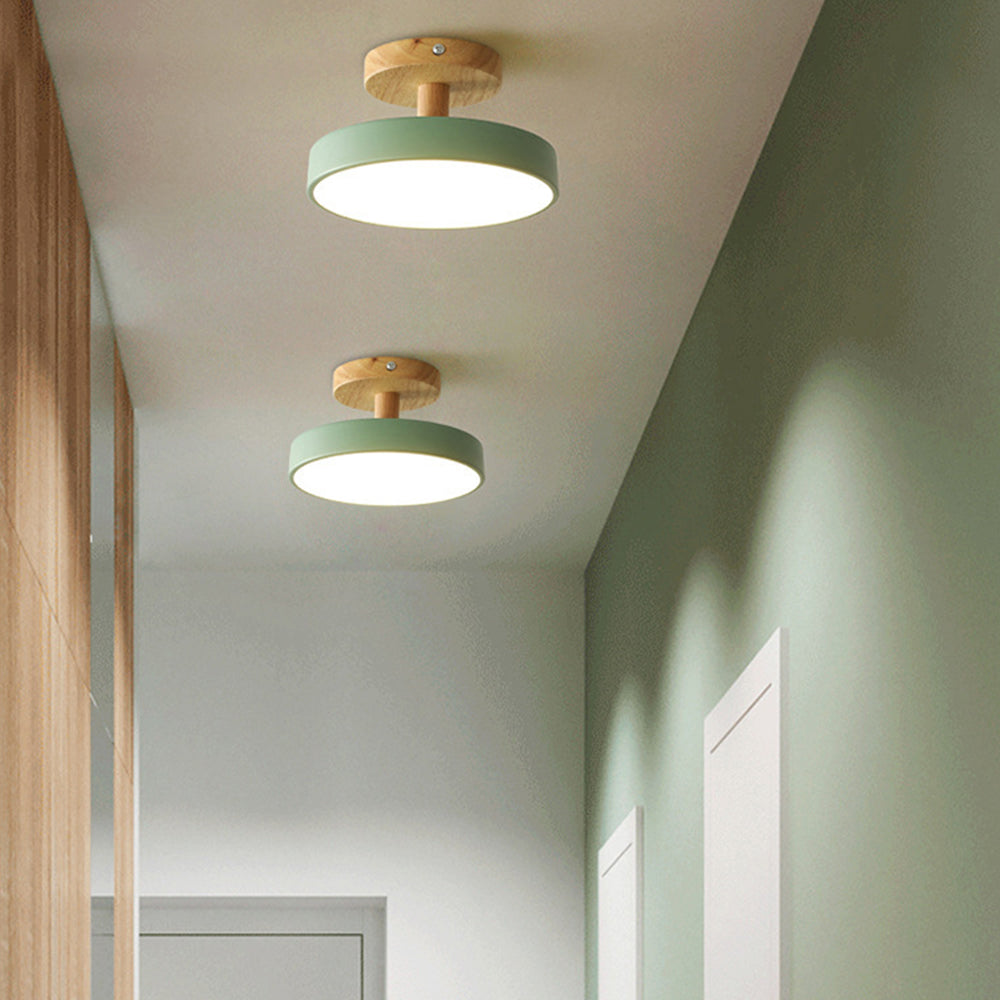 LED stropní svítidlo - minimalistický design s dřevěným akcentem
