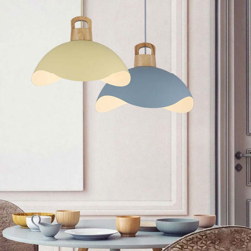 Suspension simple Valentina — abat-jour coloré, structure en bois et métal