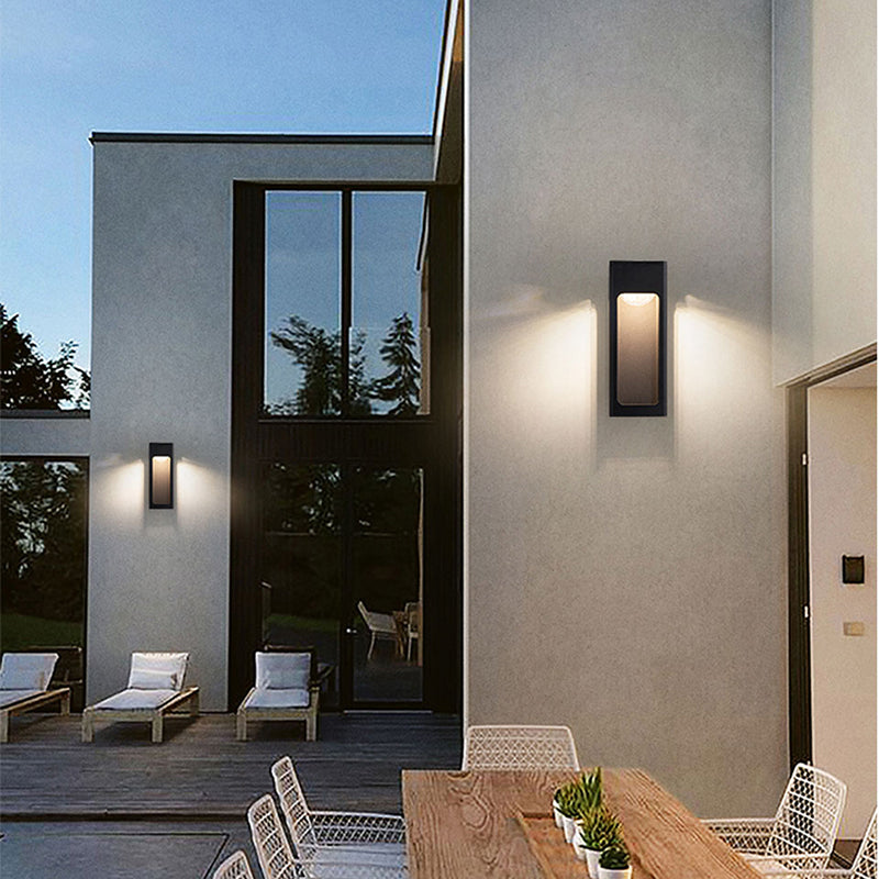 Venkovní nástěnné svítidlo Solith — voděodolné IP65, minimalistický geometrický design, teplá žárovka v balení