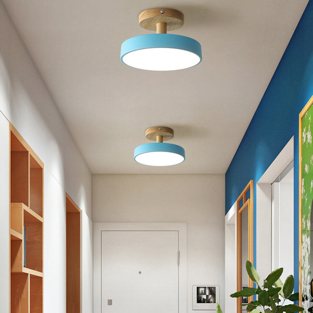 LED stropní svítidlo - minimalistický design s dřevěným akcentem