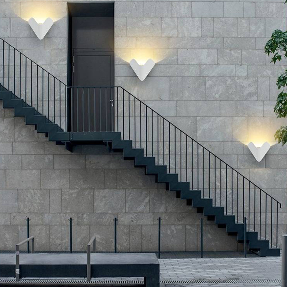 Ray 极简三角形金属户外壁灯 — IP65 防护等级，硬接线，黑色/白色