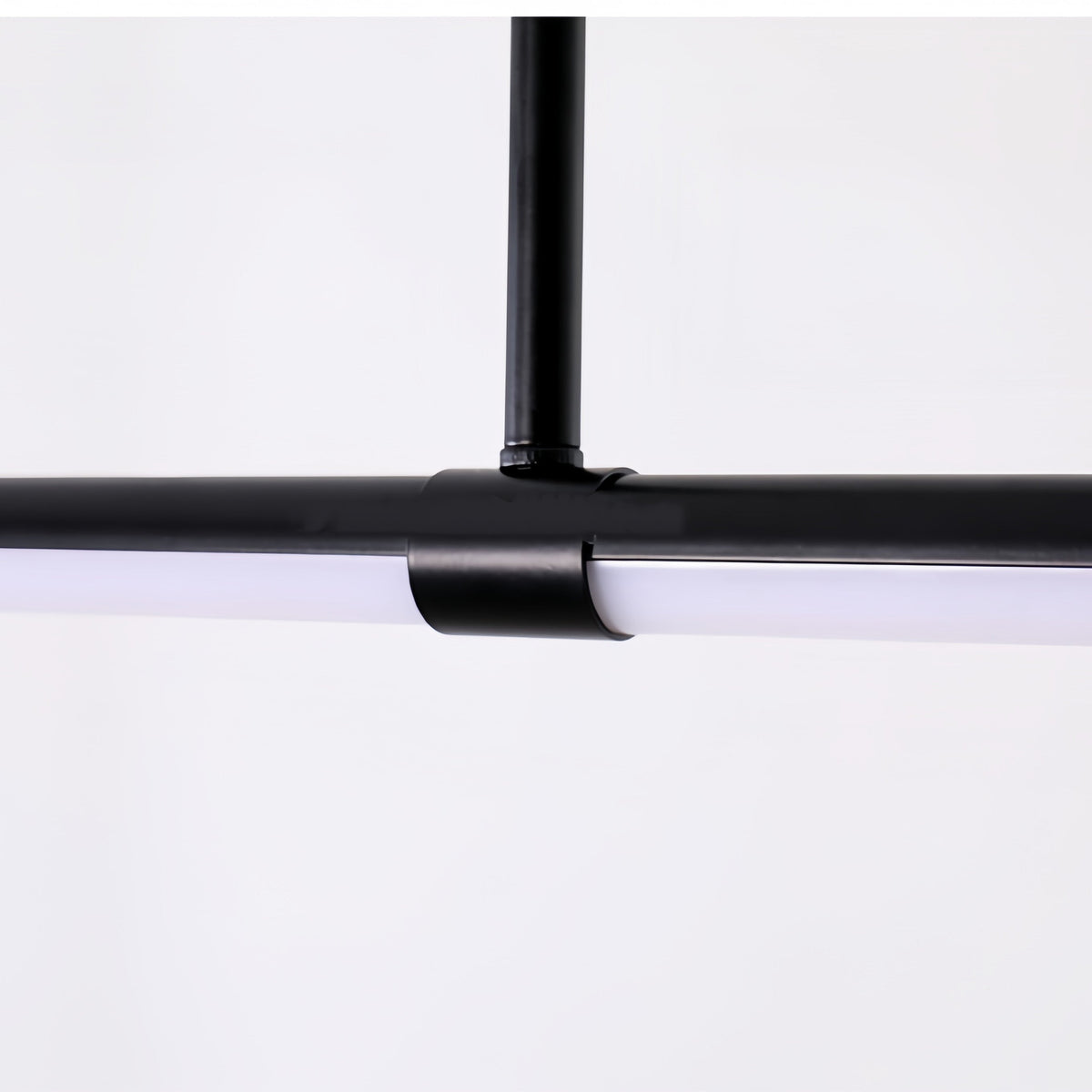 Lampada a sospensione LED moderna Arisha — paralume nero minimalista, luce calda