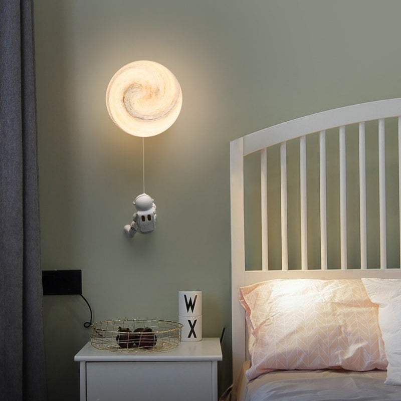 Moderní měsíční LED nástěnné svítidlo Aria — bílá pryskyřice