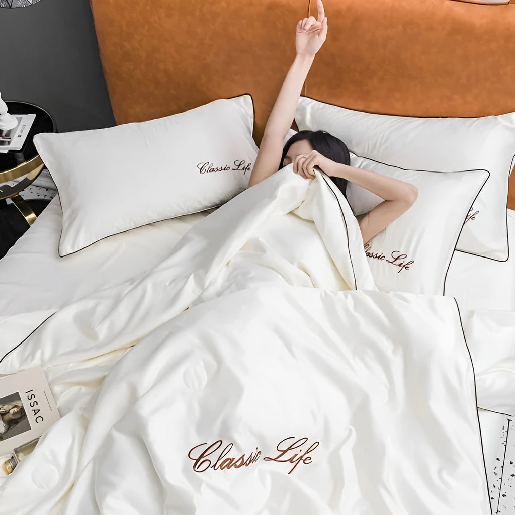Pătură CozyLuxe SatinTouch – Confort Mătăsos și Catifelat pentru Lux pe Tot Parcursul Anului