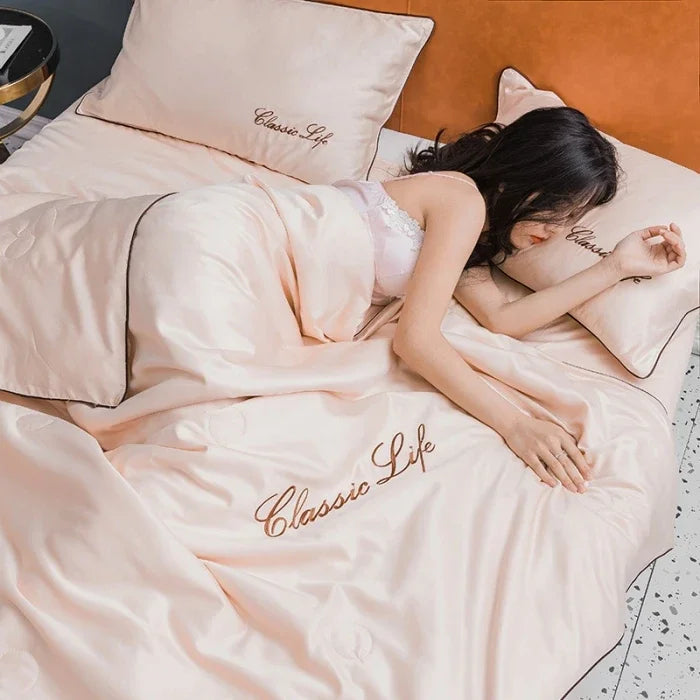 Pătură CozyLuxe SatinTouch – Confort Mătăsos și Catifelat pentru Lux pe Tot Parcursul Anului