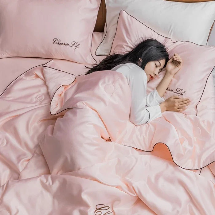 Pătură CozyLuxe SatinTouch – Confort Mătăsos și Catifelat pentru Lux pe Tot Parcursul Anului
