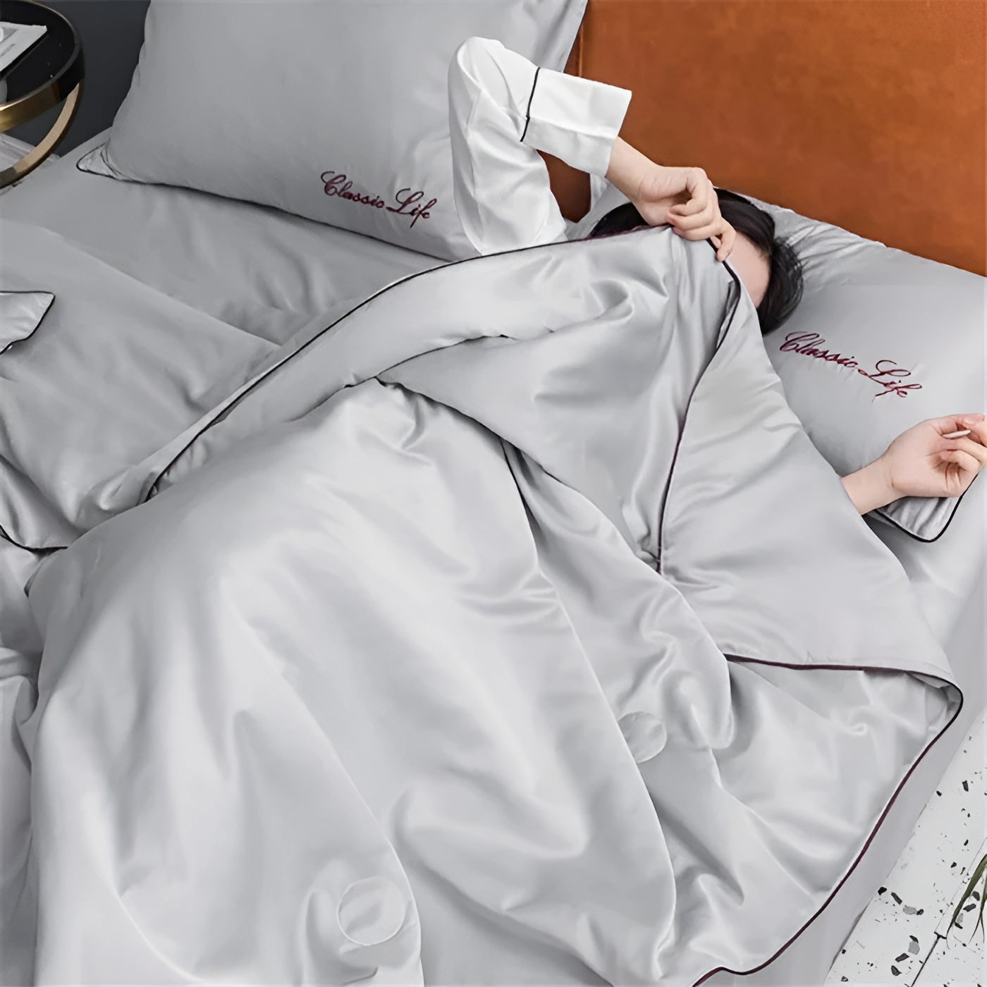 Pătură CozyLuxe SatinTouch – Confort Mătăsos și Catifelat pentru Lux pe Tot Parcursul Anului