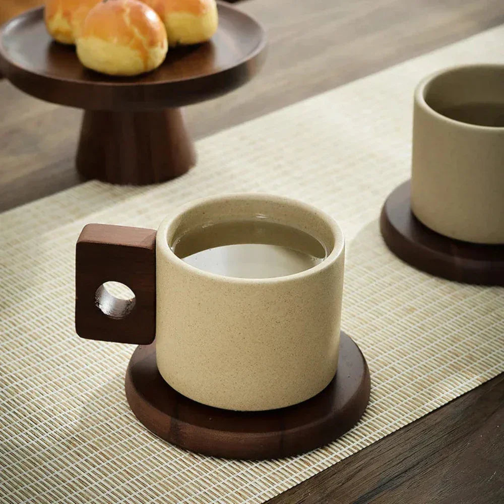 Mugs en bois sur palette