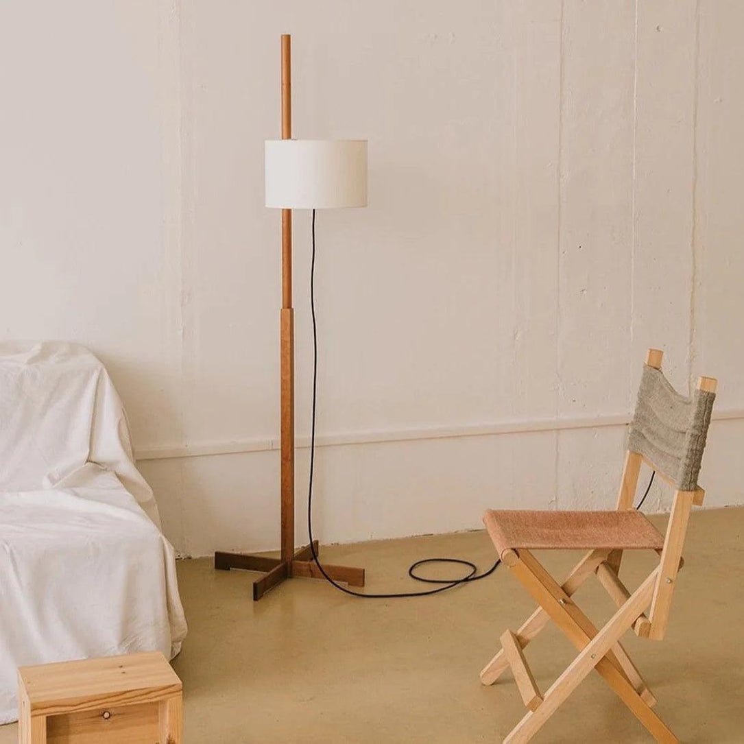 Dřevěná stojací lampa Tmm se snadnou montáží