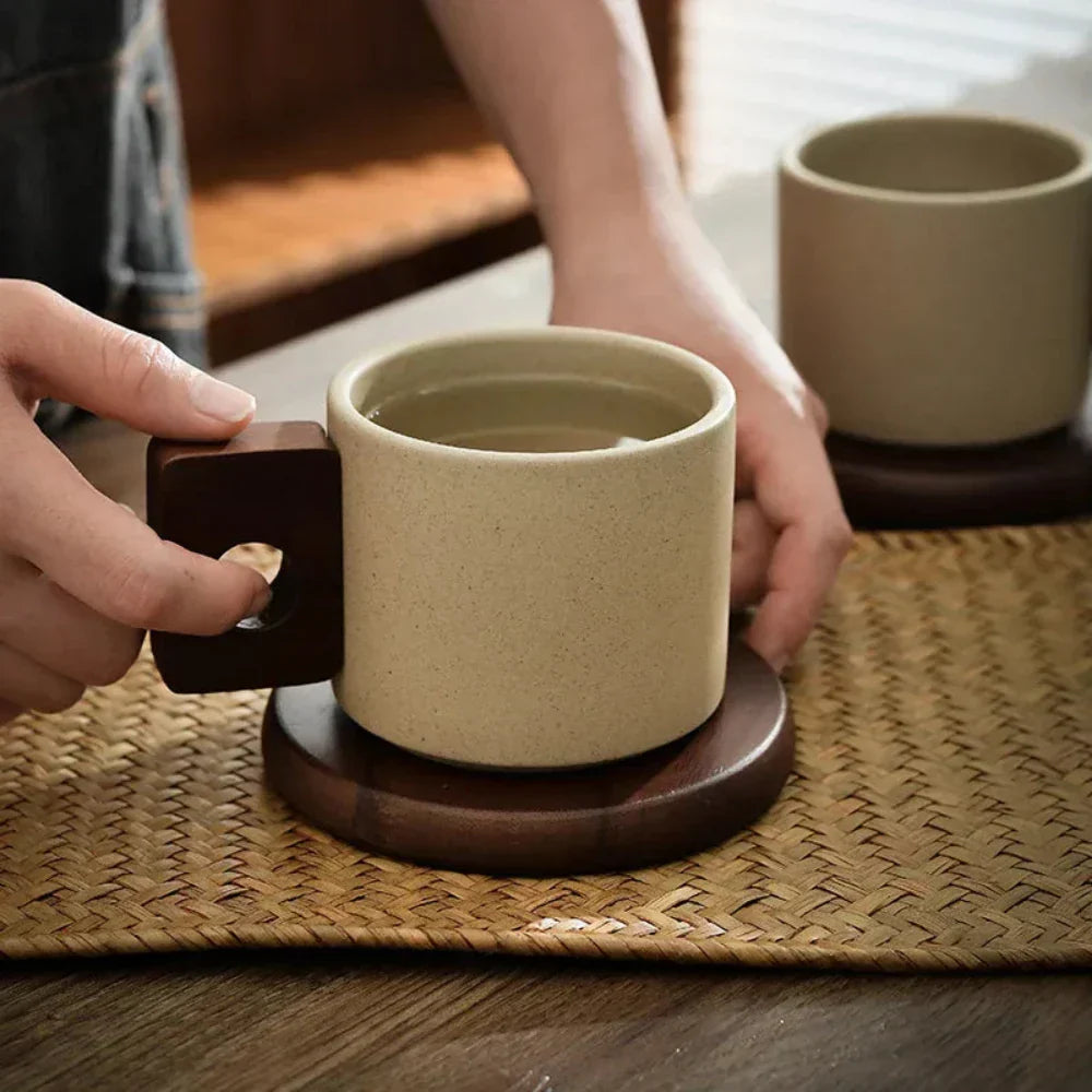Mugs en bois sur palette