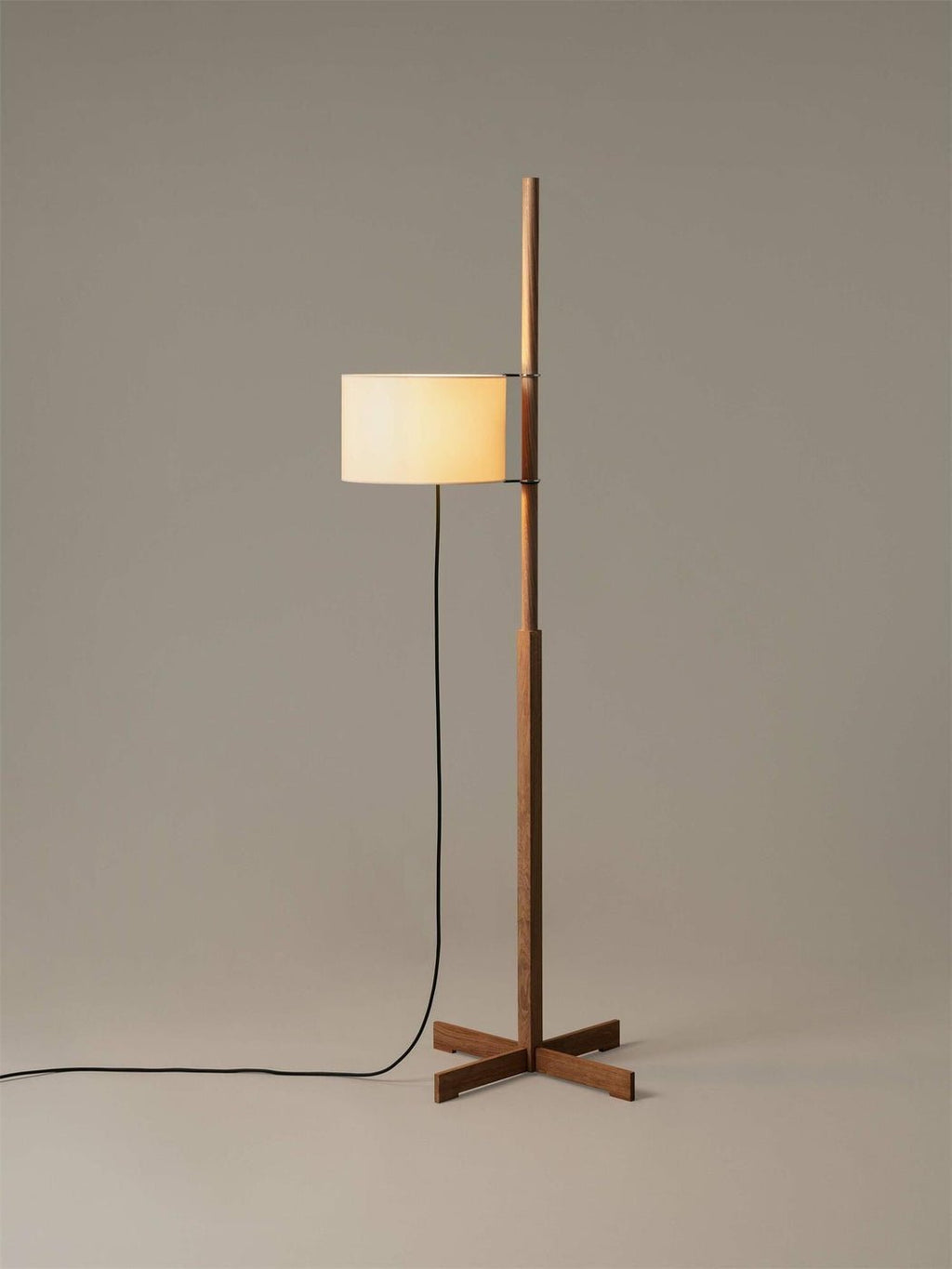 Dřevěná stojací lampa Tmm se snadnou montáží
