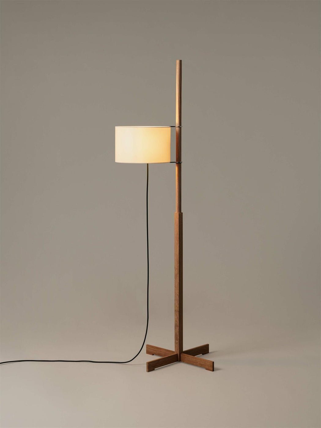 Dřevěná stojací lampa Tmm se snadnou montáží