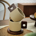 Mugs en bois sur palette