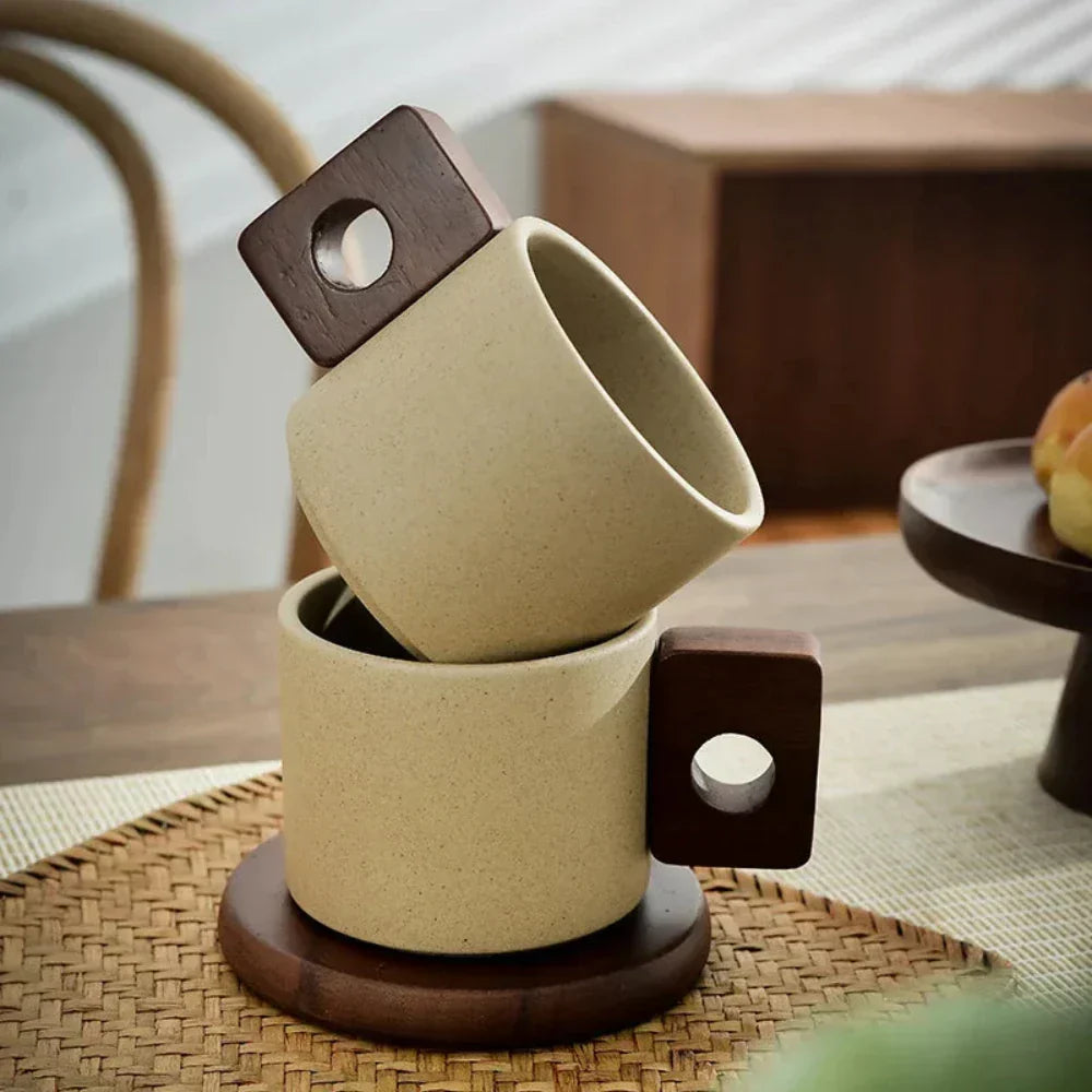 Mugs en bois sur palette
