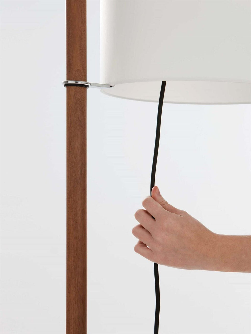 Dřevěná stojací lampa Tmm se snadnou montáží