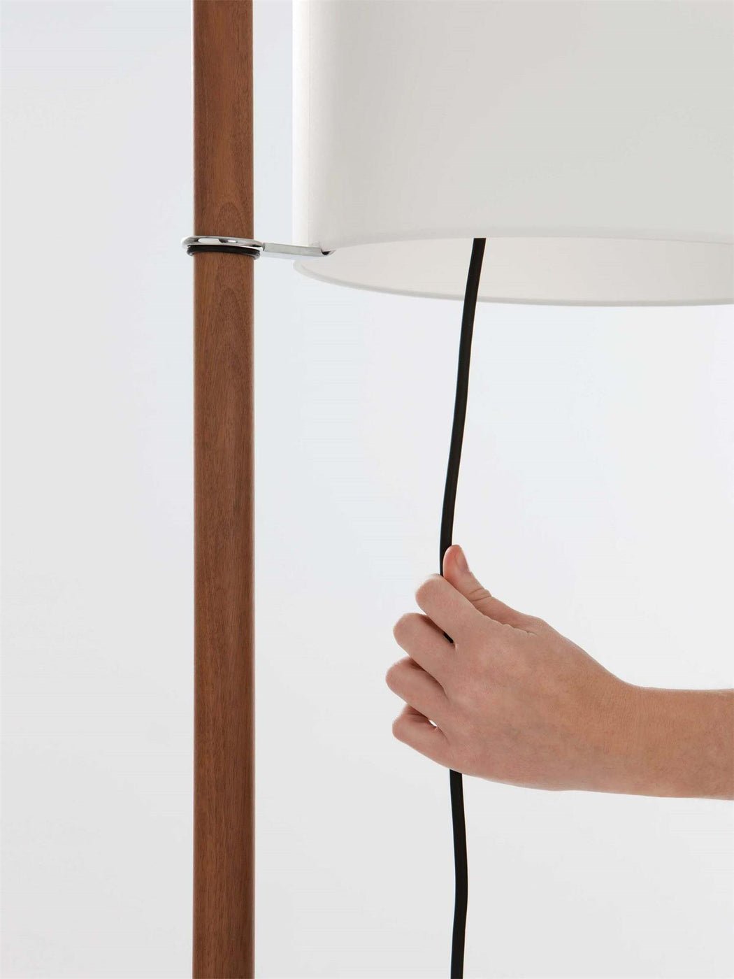 Dřevěná stojací lampa Tmm se snadnou montáží