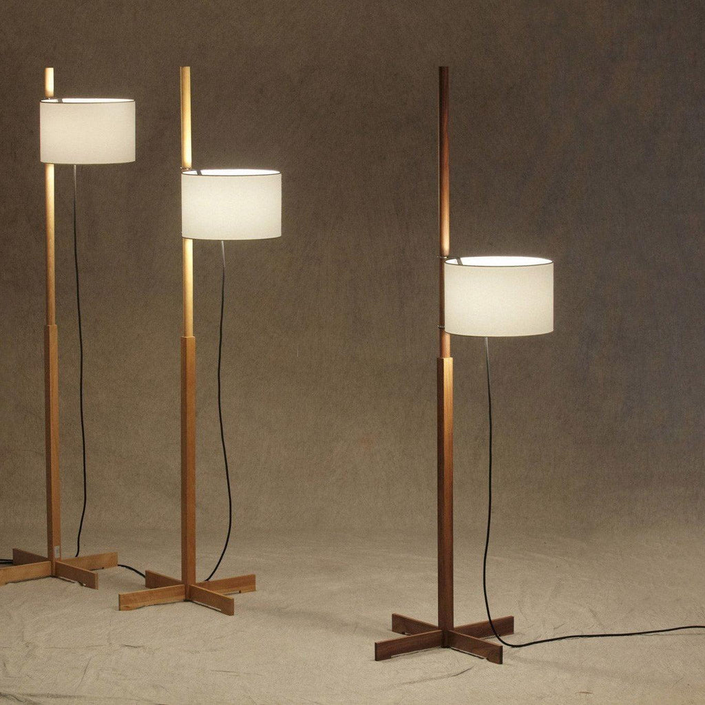 Dřevěná stojací lampa Tmm se snadnou montáží