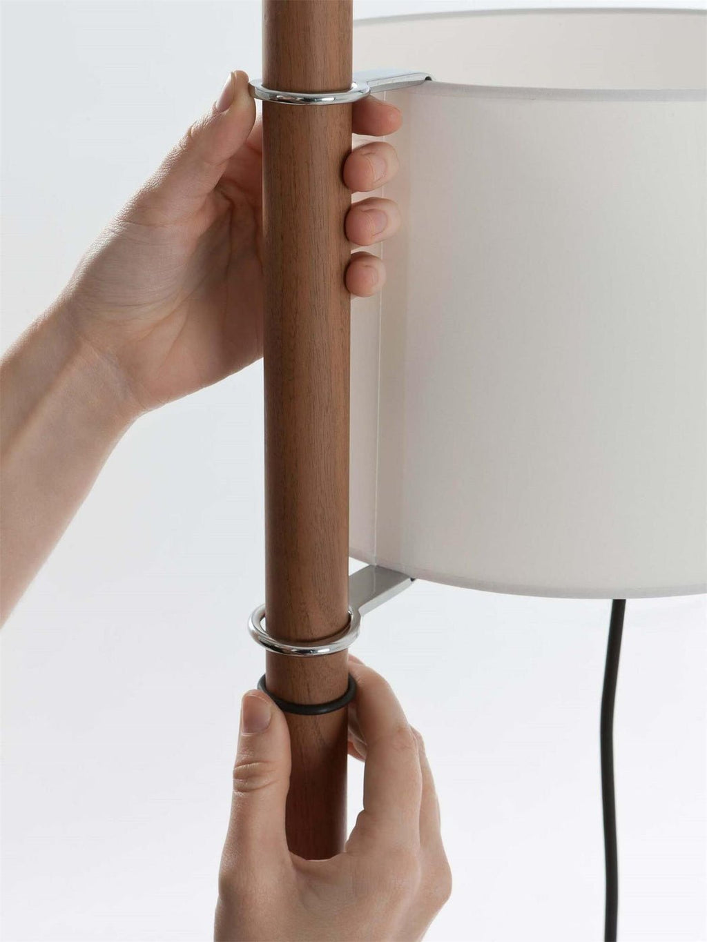 Dřevěná stojací lampa Tmm se snadnou montáží