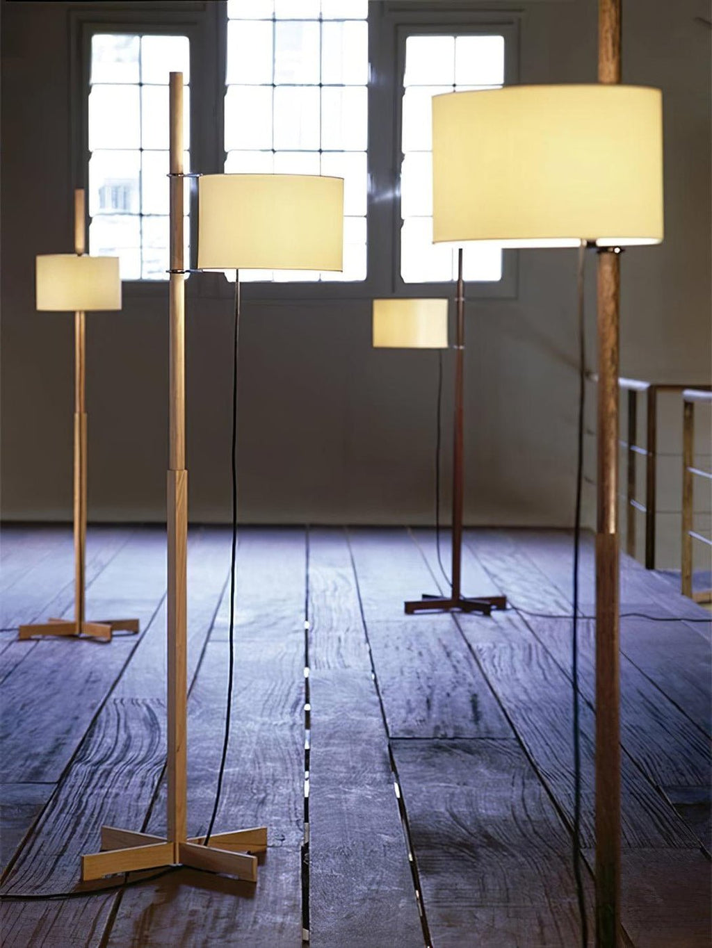Dřevěná stojací lampa Tmm se snadnou montáží