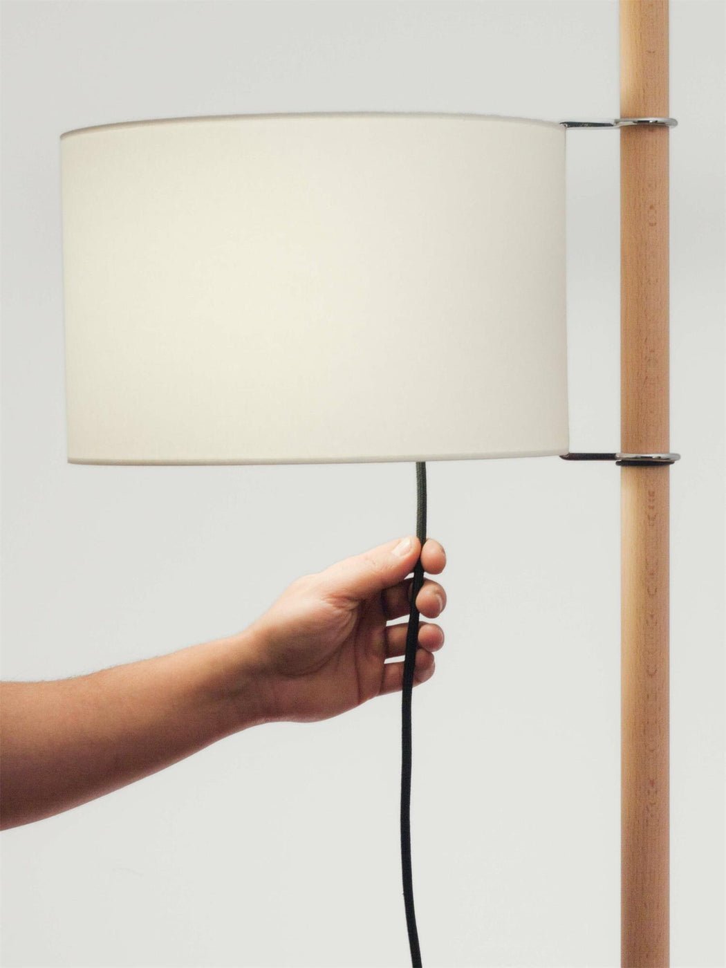 Dřevěná stojací lampa Tmm se snadnou montáží