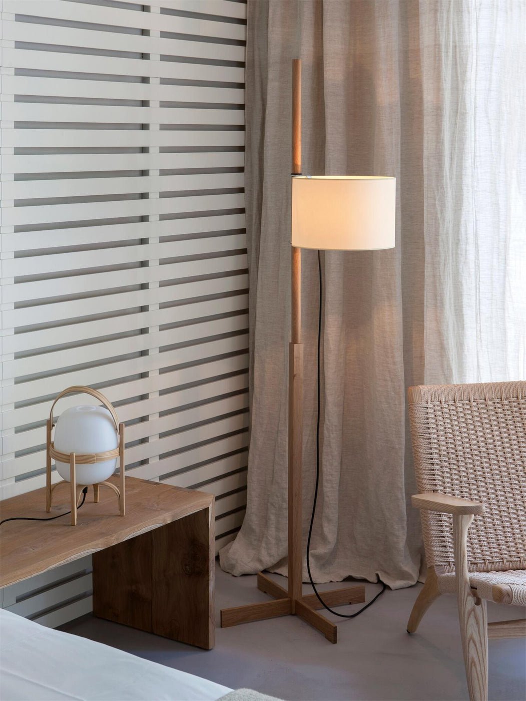 Dřevěná stojací lampa Tmm se snadnou montáží