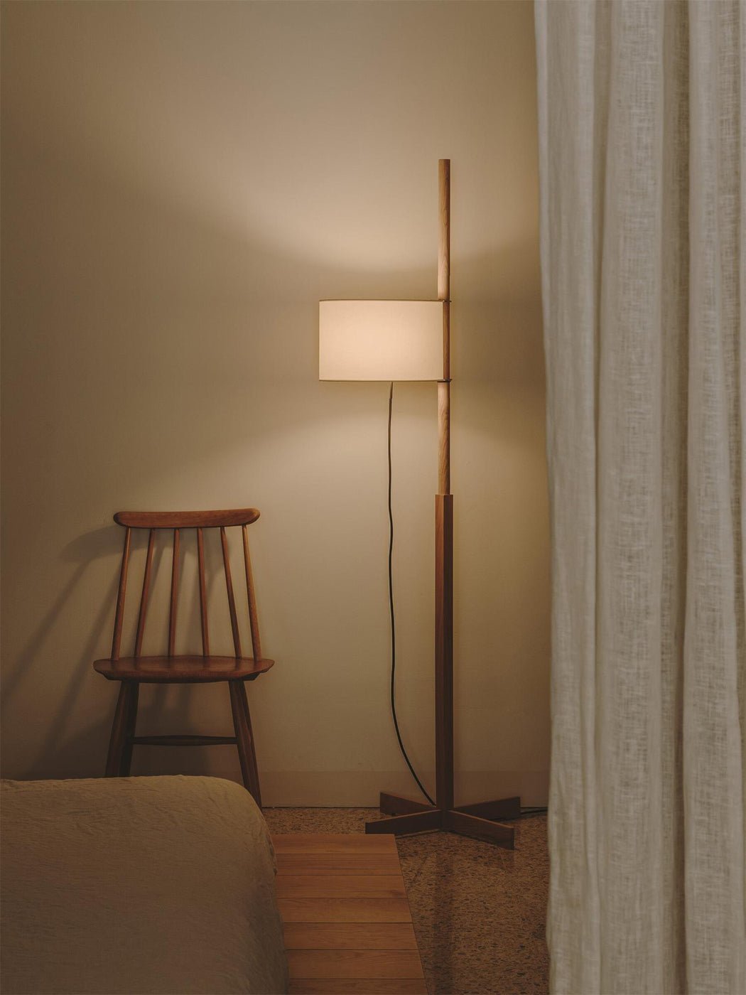 Dřevěná stojací lampa Tmm se snadnou montáží