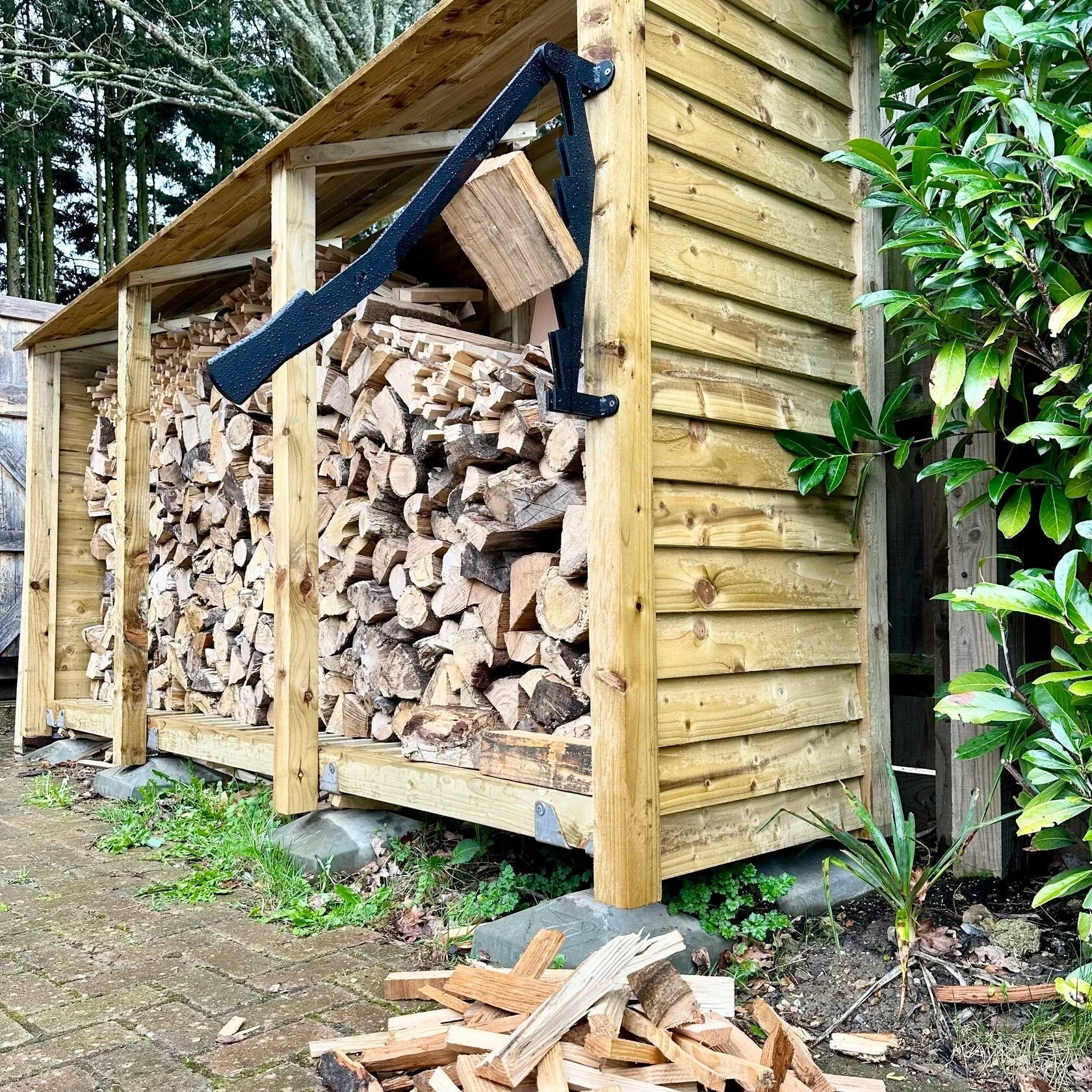 ForestPulse Wandmontierter Holzspalter zum Spalten von Holz