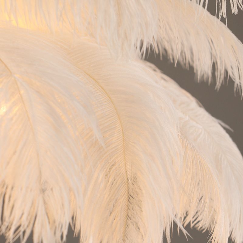 Lustre White Feather O'Moore en plumes d’autruche — design contemporain élégant