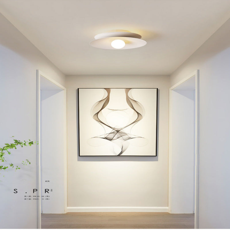 Candeeiro de teto moderno de montagem saliente Arisha — acabamento metálico branco, preto e vermelho