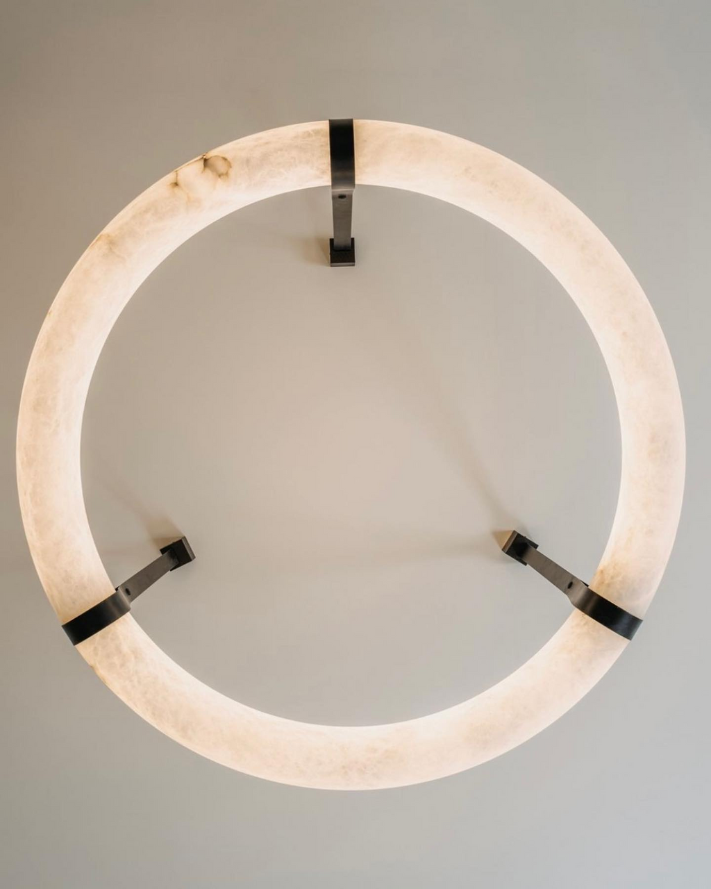 Lampada a sospensione Oslo in alabastro A — Anello in alabastro intagliato a mano, cinturino in pelle