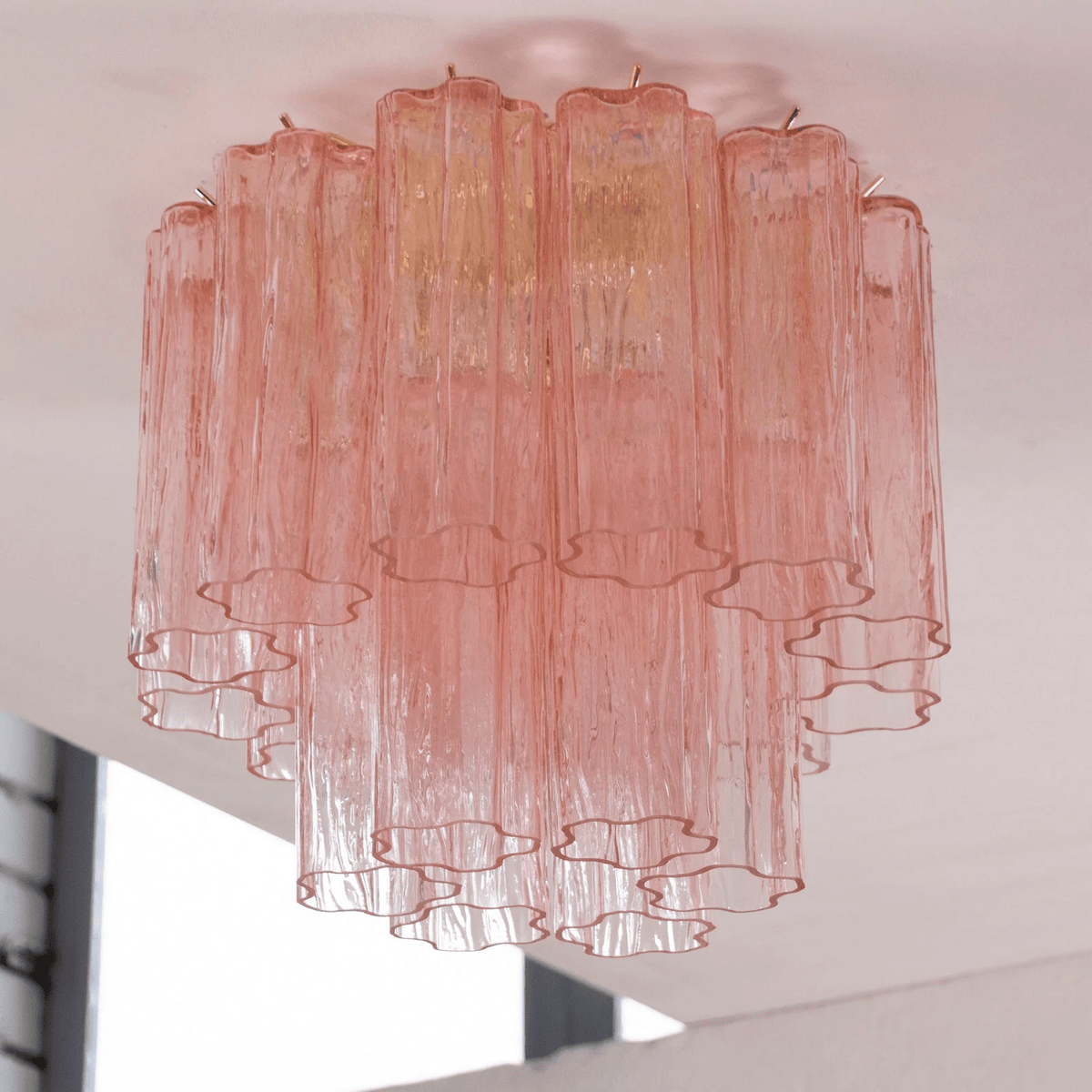 Aurora loftlampe med rør — design i lyserød vandfaldsstil