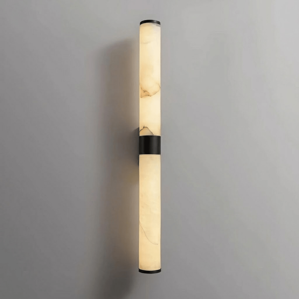 Applique da parete Line Alabaster — Profilo lineare, tre opzioni di altezza, dettaglio tagliato a mano