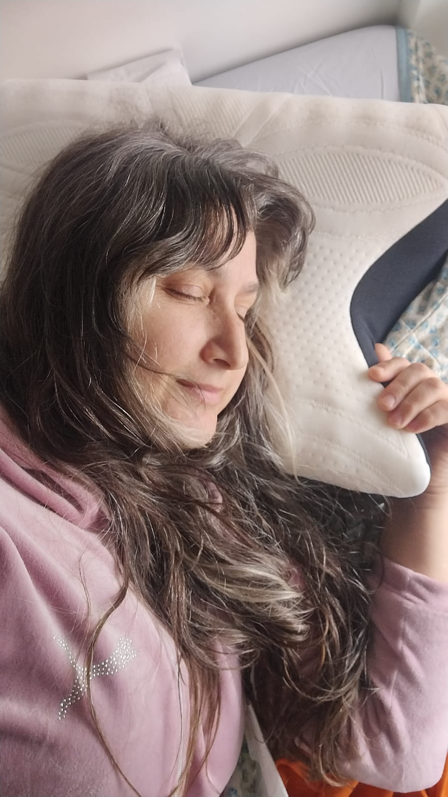 Woman sleeping peacefully on the contoured pillow