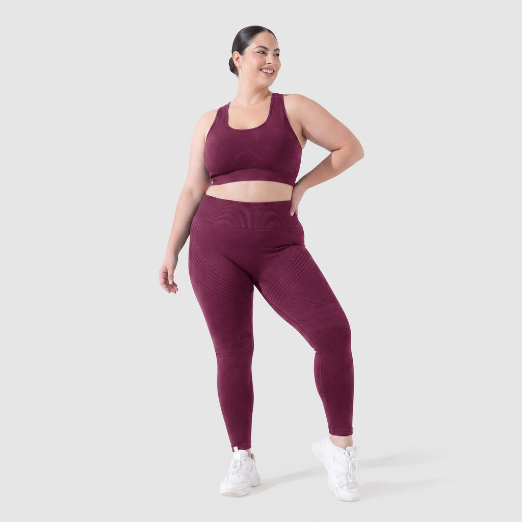 Woman wearing Sculpt 3D™ anti-cellulite leggings in plum, front view, high-waisted fit